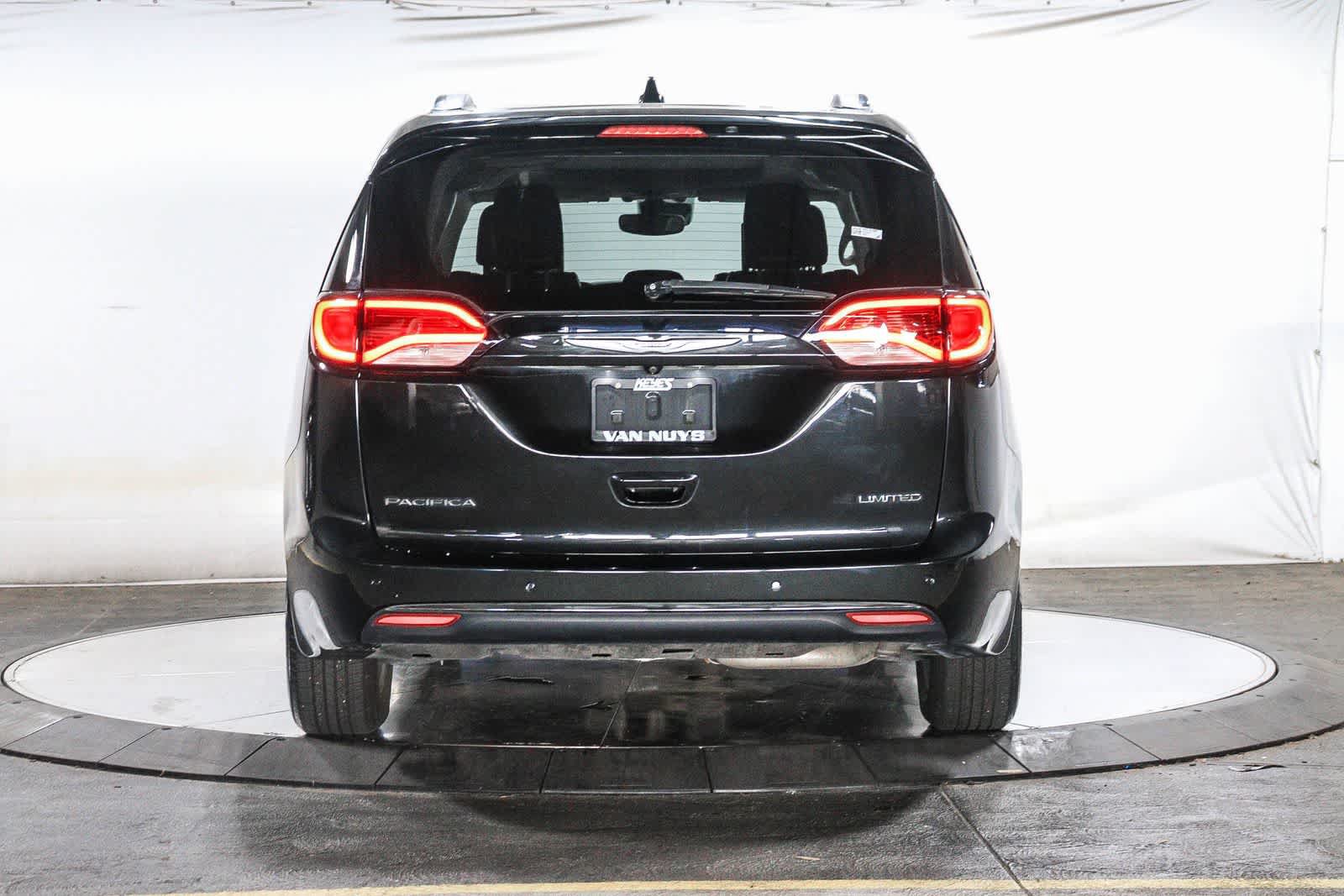 Used 2019 Chrysler Pacifica Limited w/ Advanced Safetytec Group FWD image 3