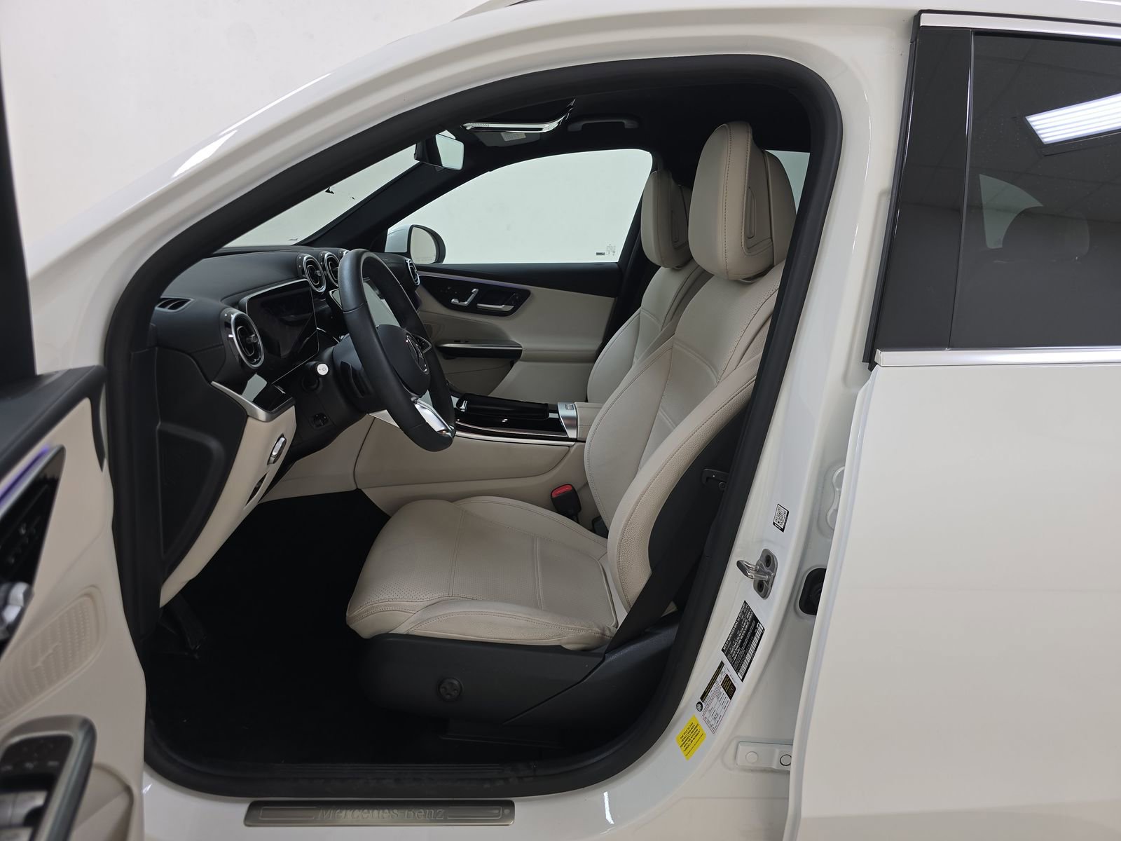 Used 2025 Mercedes-Benz GLC 350e 4MATIC image 10