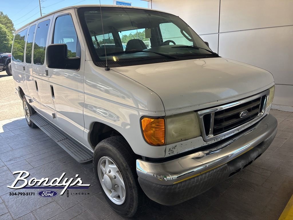 Used 2005 Ford E-350 and Econoline 350 Super Duty Wagon RWD image 2