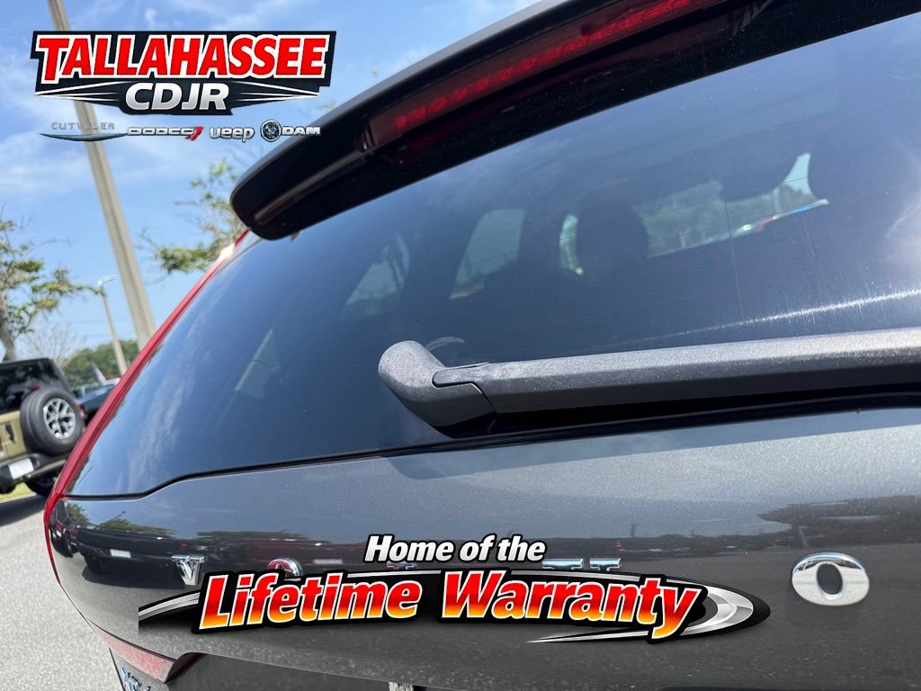 Used 2018 Volvo XC60 T5 Momentum w/ Vision Package AWD/4WD image 4