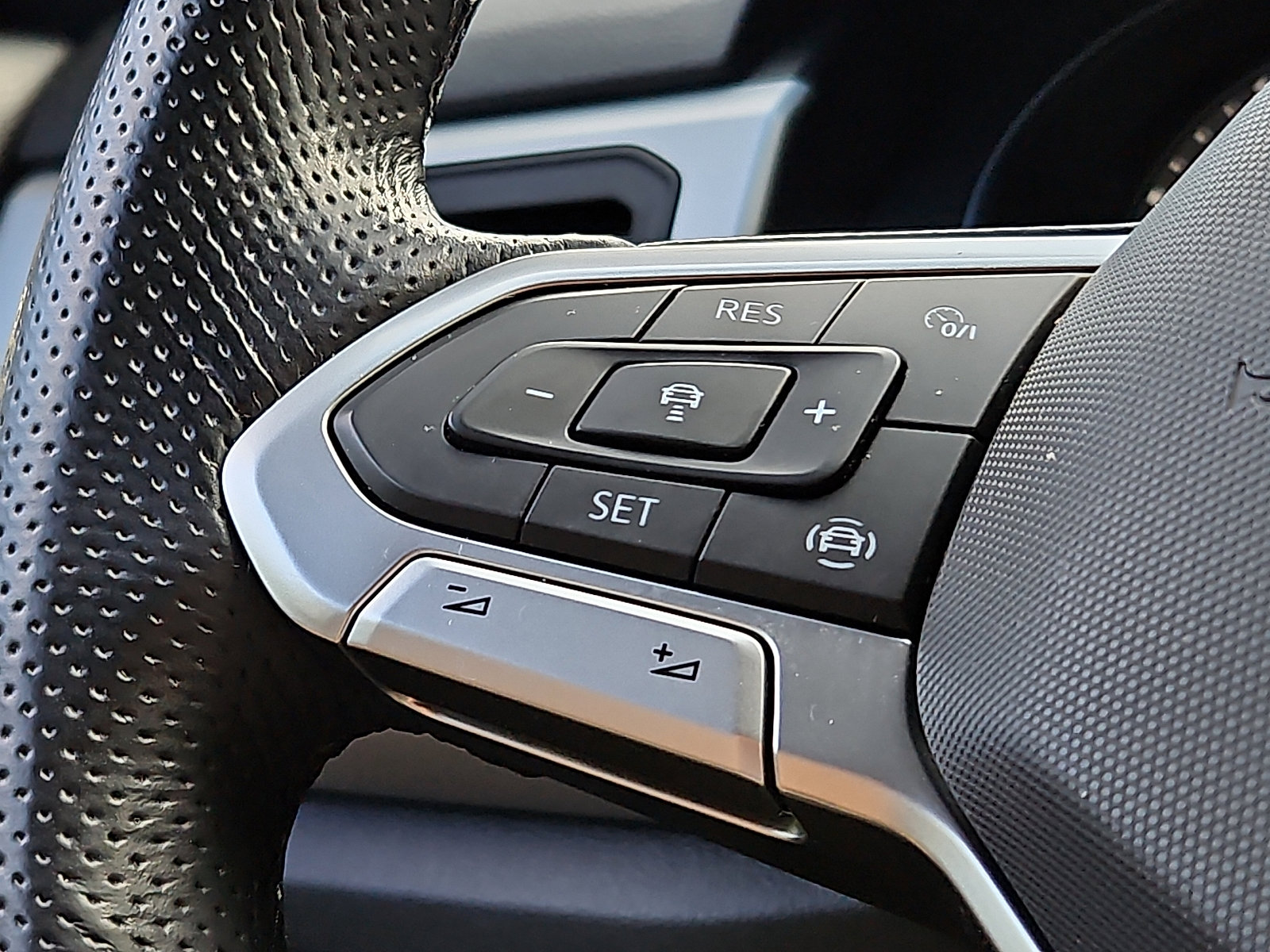 Used 2021 Volkswagen Atlas Cross Sport SE image 20