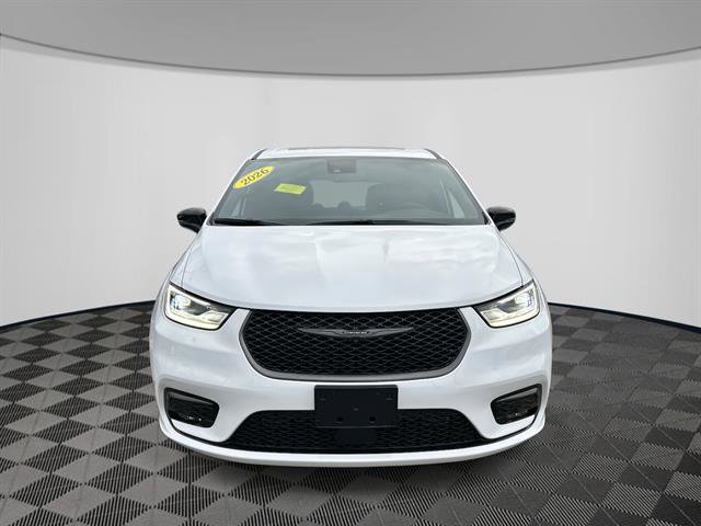 Used 2026 Chrysler Pacifica Select image 2