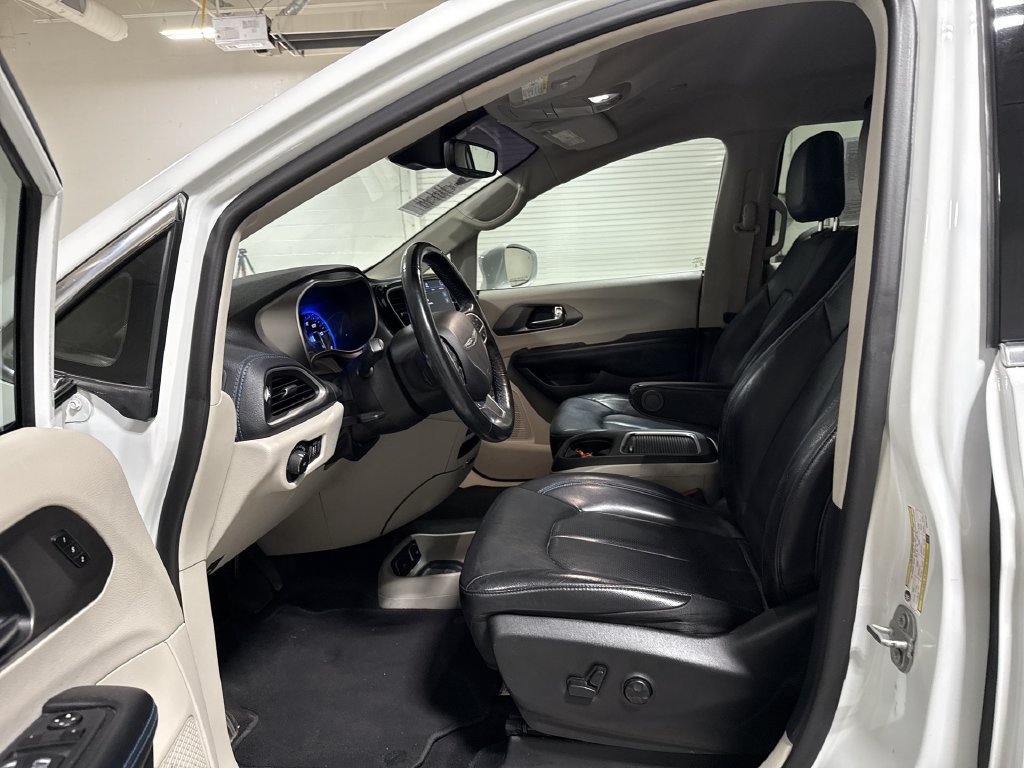 Used 2021 Chrysler Pacifica Touring-L FWD image 19