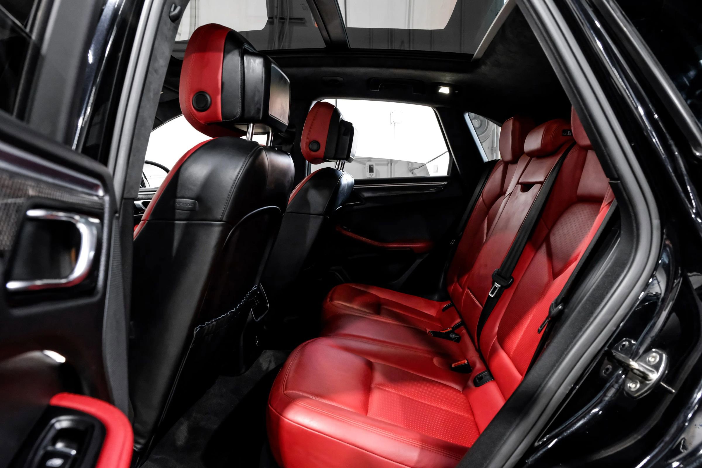 Used 2017 Porsche Macan Turbo image 41