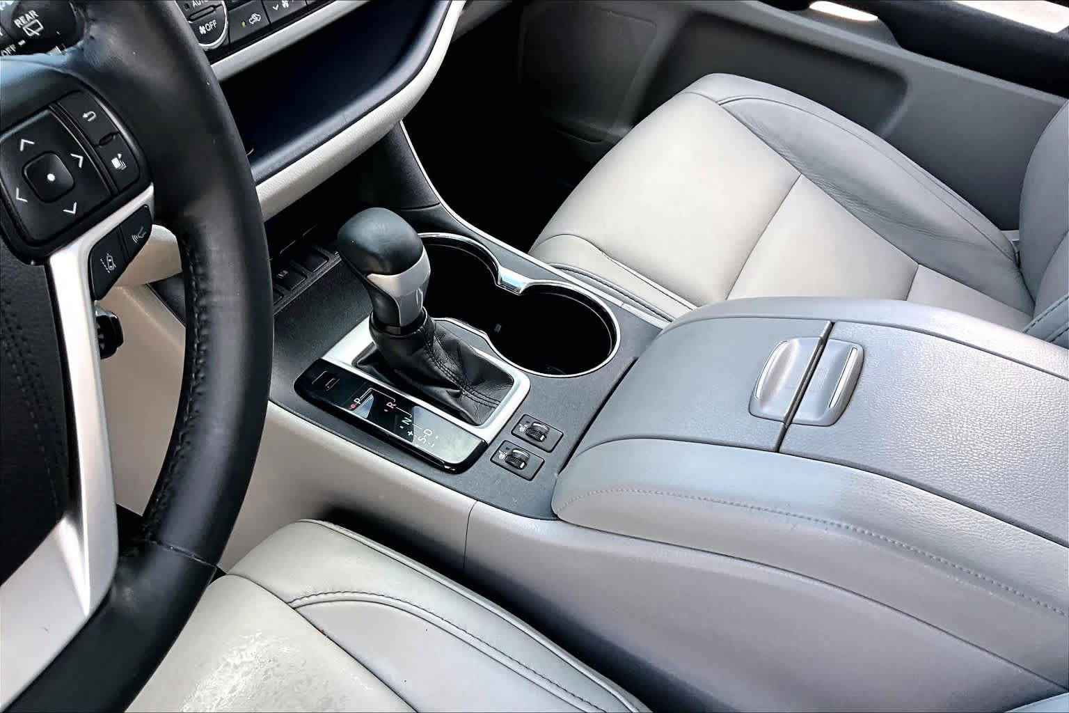 Used 2018 Toyota Highlander XLE FWD image 17