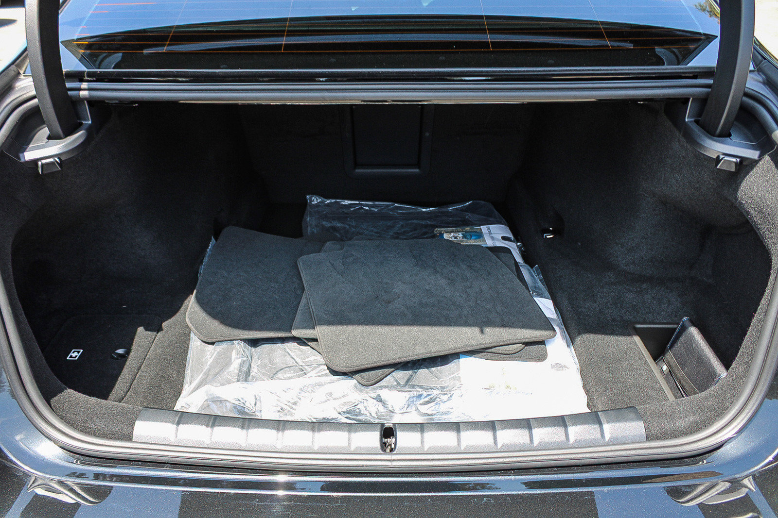 Certified 2025 BMW 740i w/ Premium Package RWD image 26