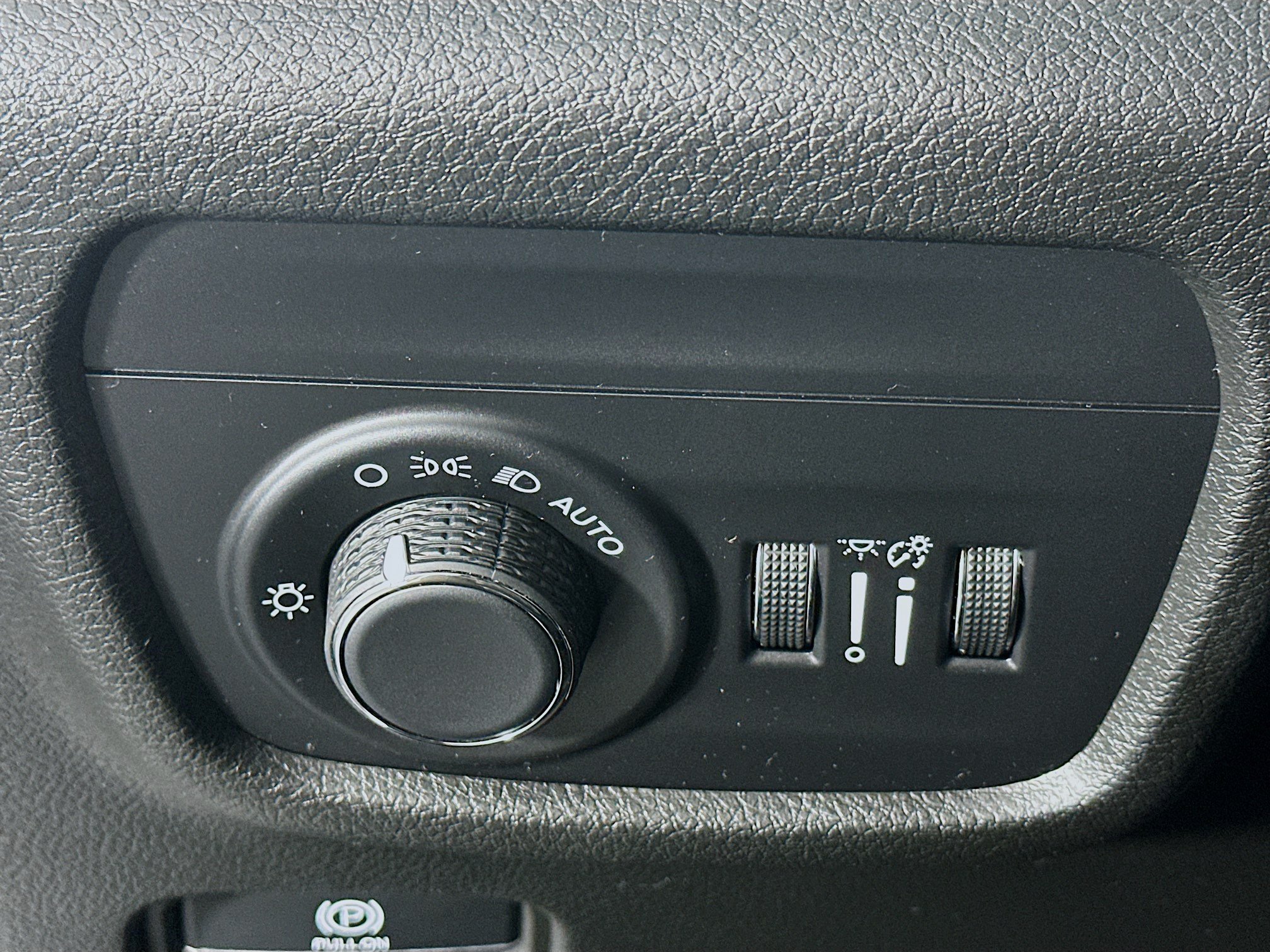 Used 2023 Jeep Grand Cherokee Altitude AWD/4WD image 17