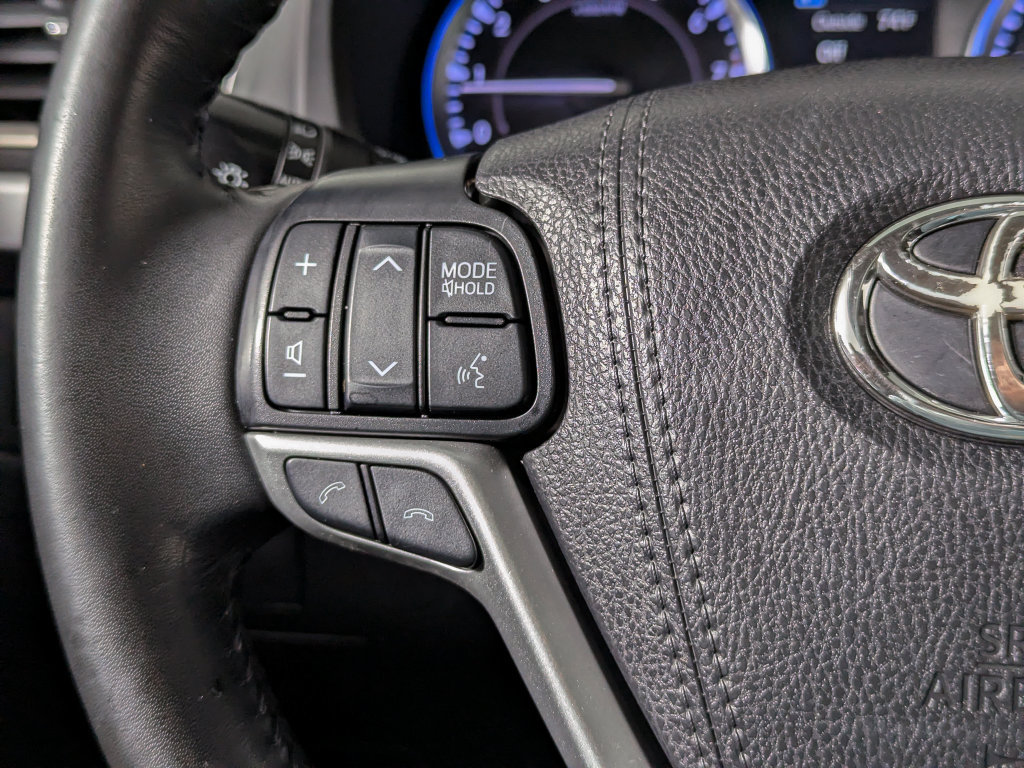 Used 2019 Toyota Highlander XLE AWD/4WD image 32