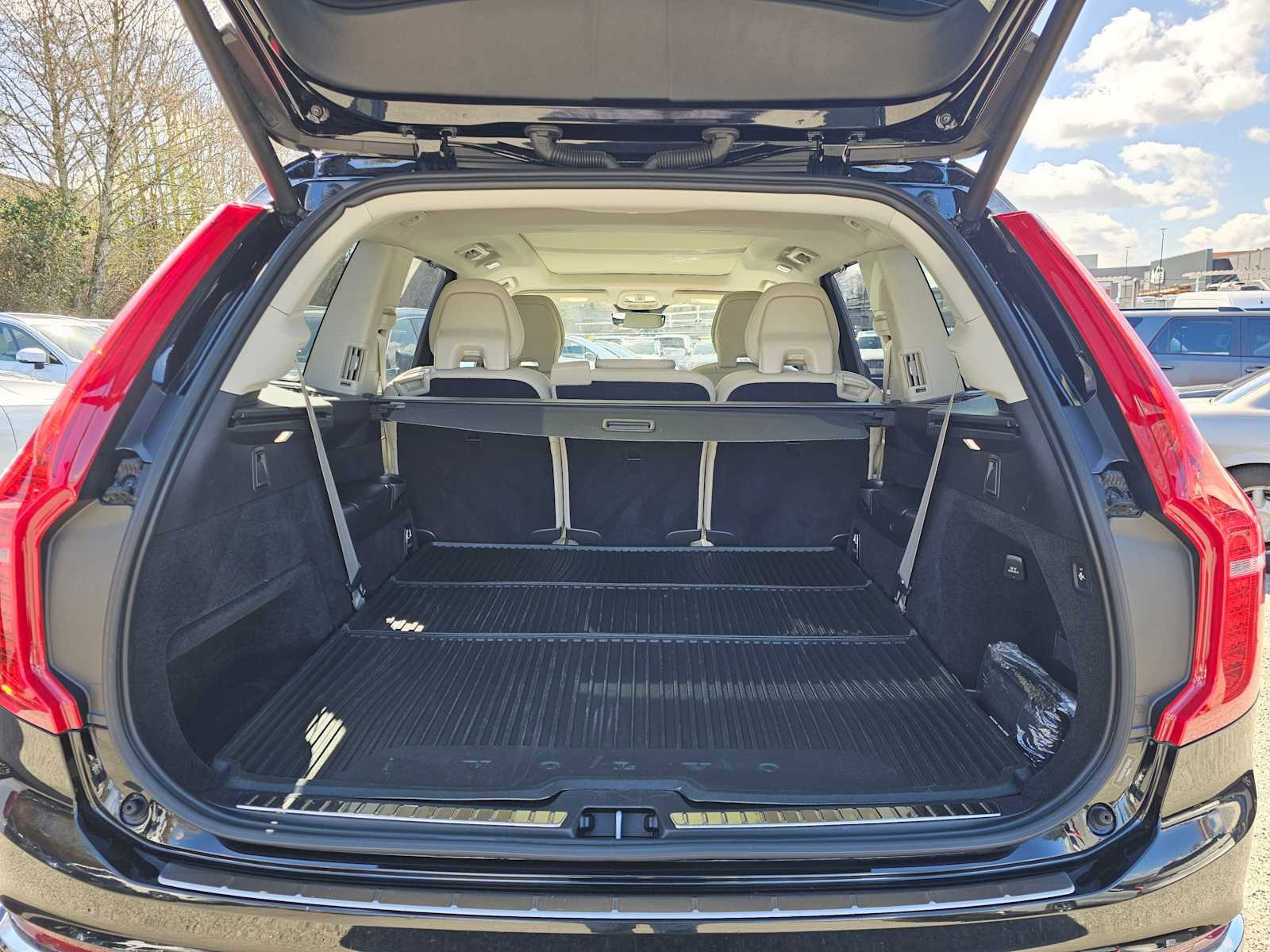 Certified 2023 Volvo XC90 B6 Ultimate w/ Protection Package Premier image 17