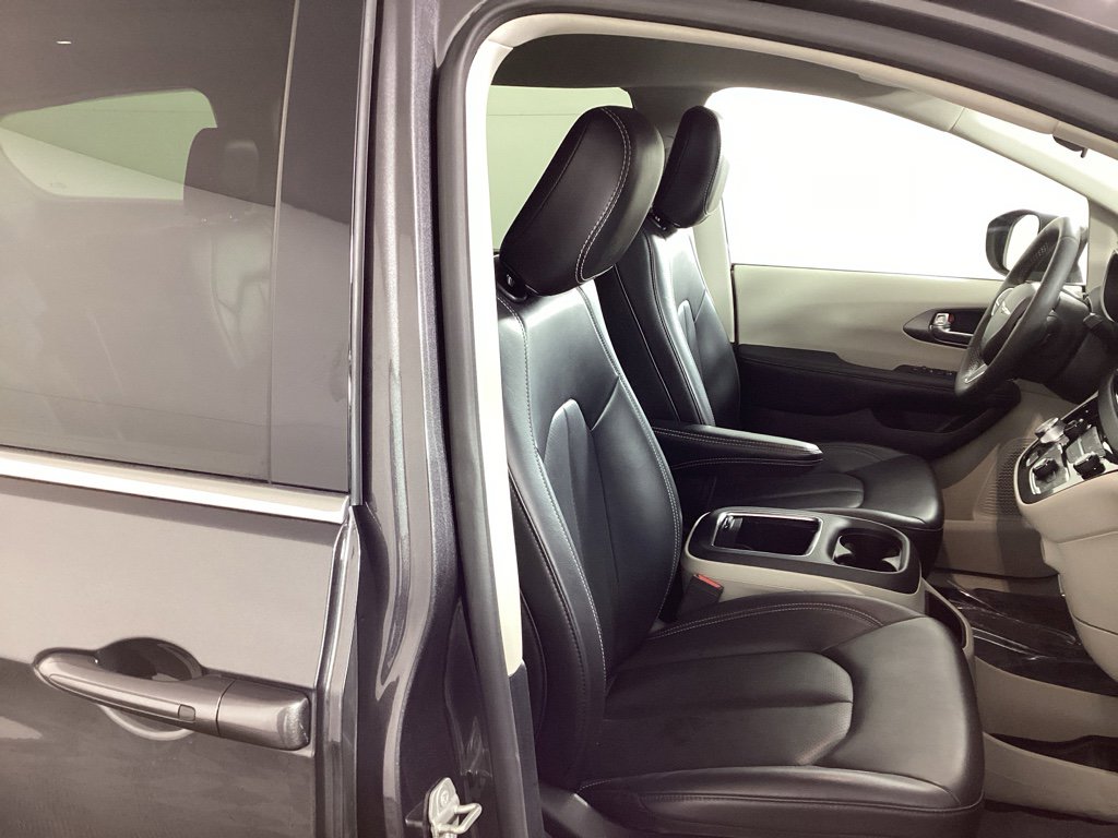Used 2023 Chrysler Pacifica Touring-L image 8