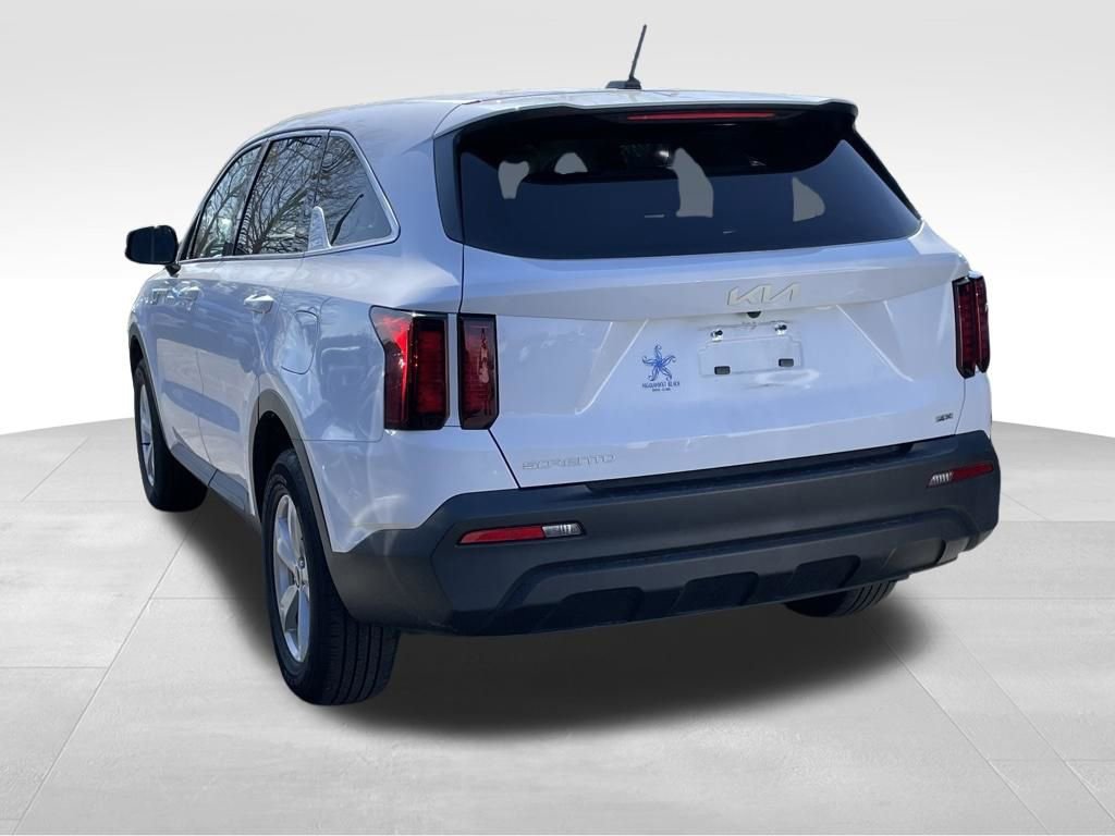 Used 2023 Kia Sorento LX image 5