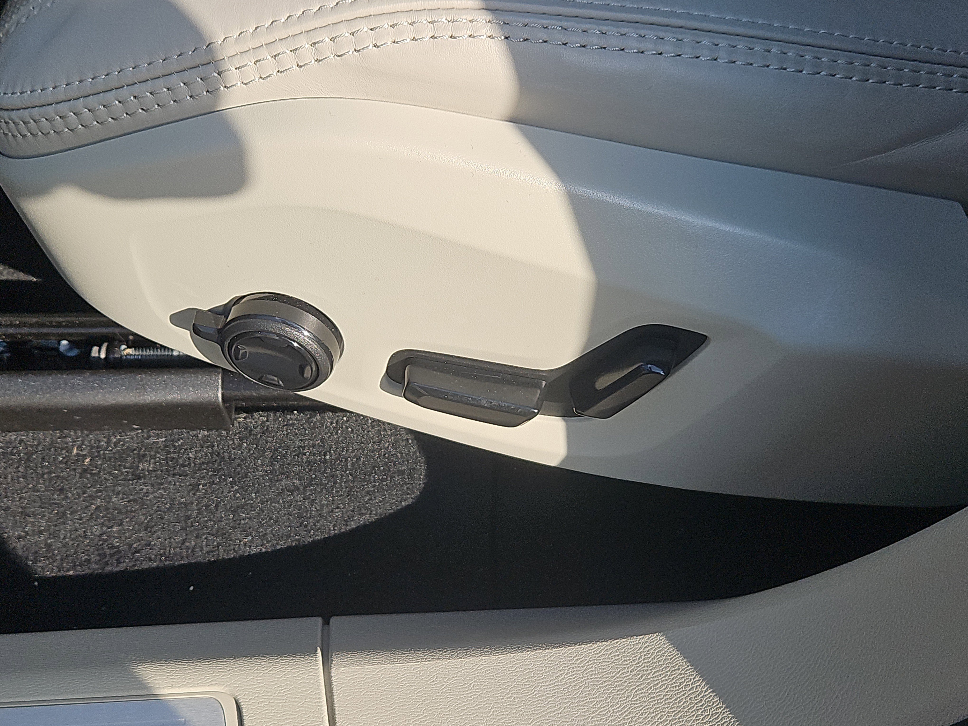 Used 2025 Volvo XC60 B5 Ultra w/ Protection Package Premier image 18