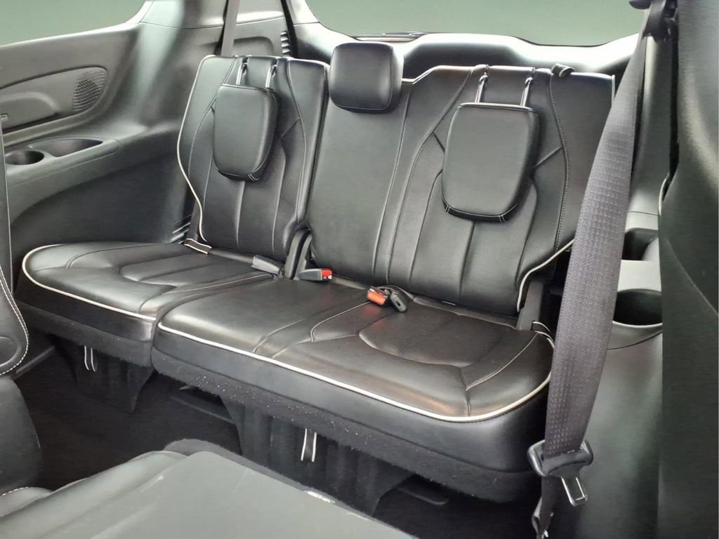 Used 2024 Chrysler Pacifica Premium FWD image 7