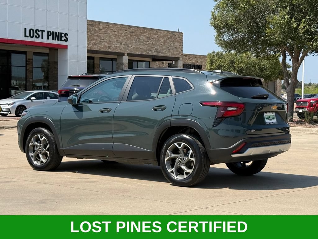 Used 2025 Chevrolet Trax LT FWD image 3