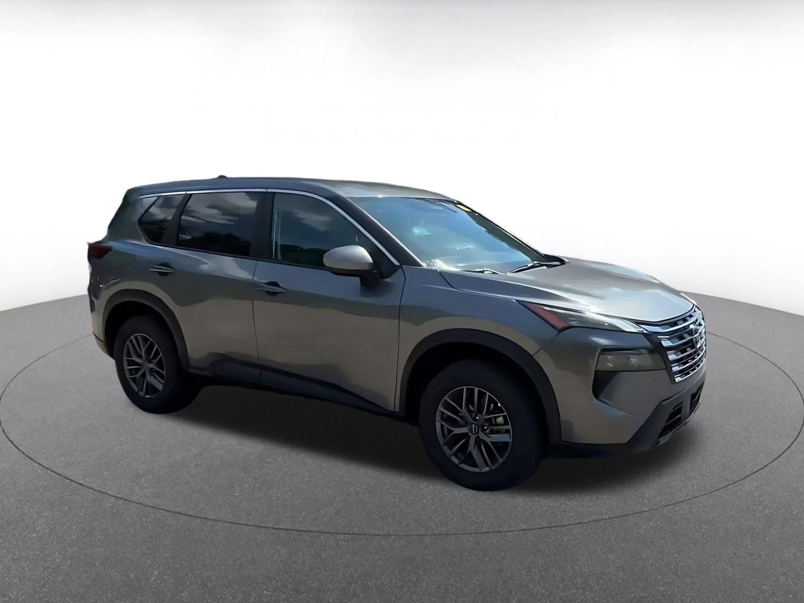 Used 2026 Nissan Rogue SV AWD/4WD image 2