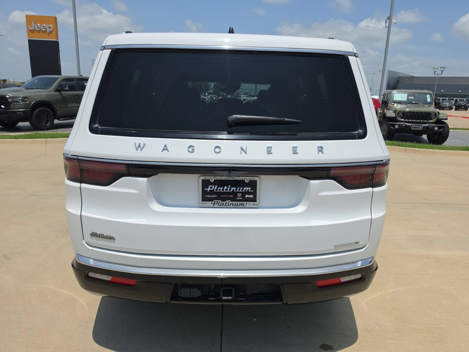 Used 2024 Jeep Wagoneer Series II w/ Flexible Seating Group RWD image 4