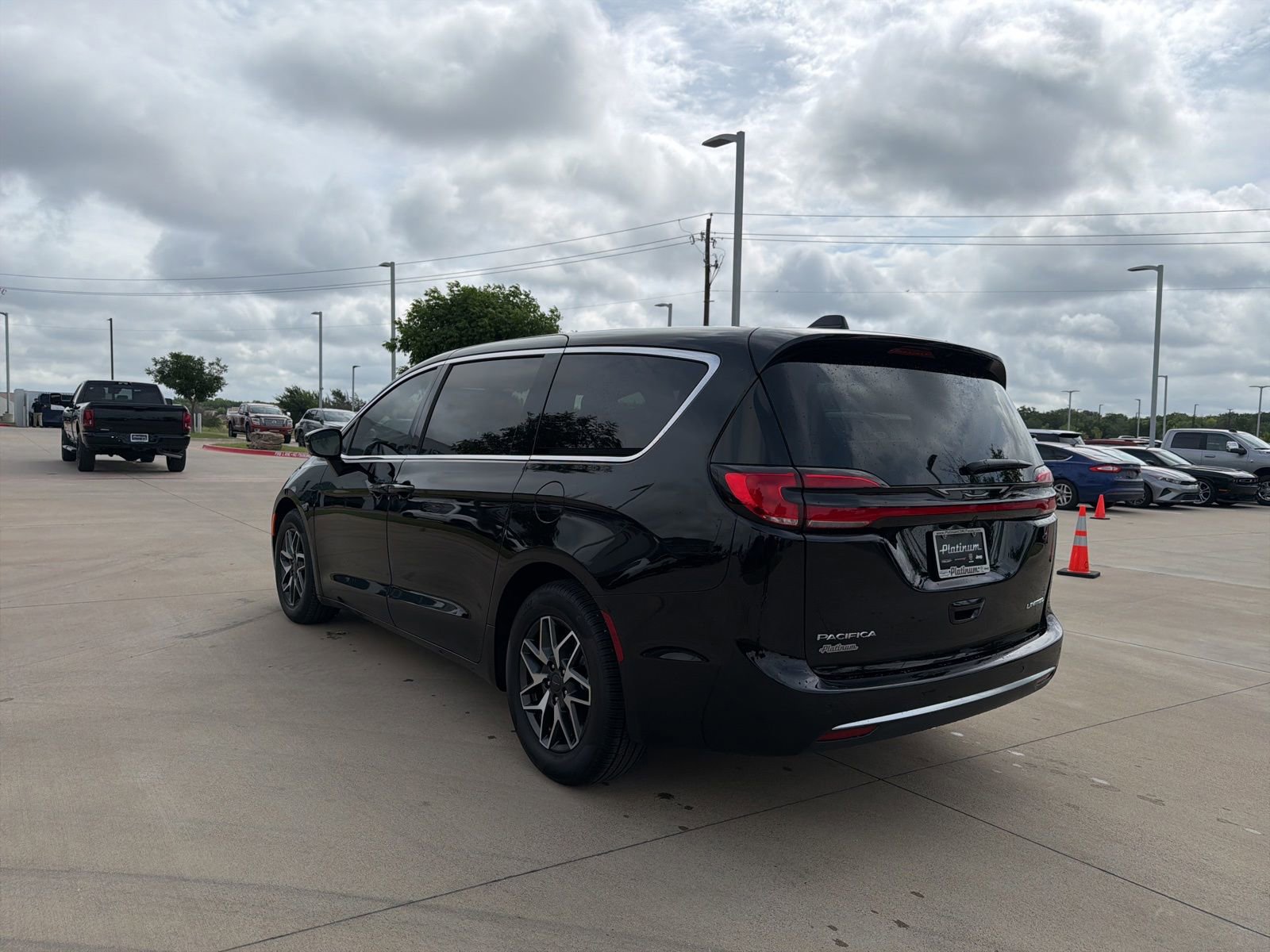 New 2027 Chrysler Pacifica Limited FWD image 3