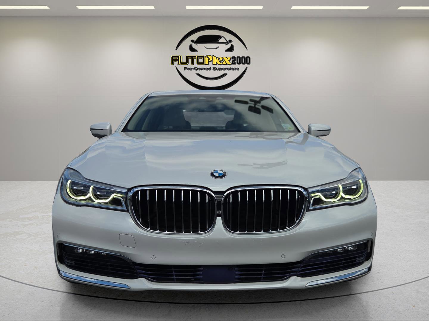 Used 2017 BMW 750i image 2