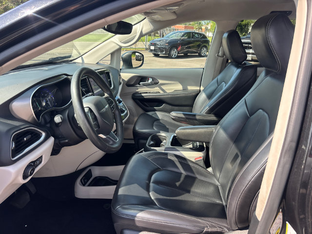 Used 2023 Chrysler Pacifica Touring-L FWD image 6