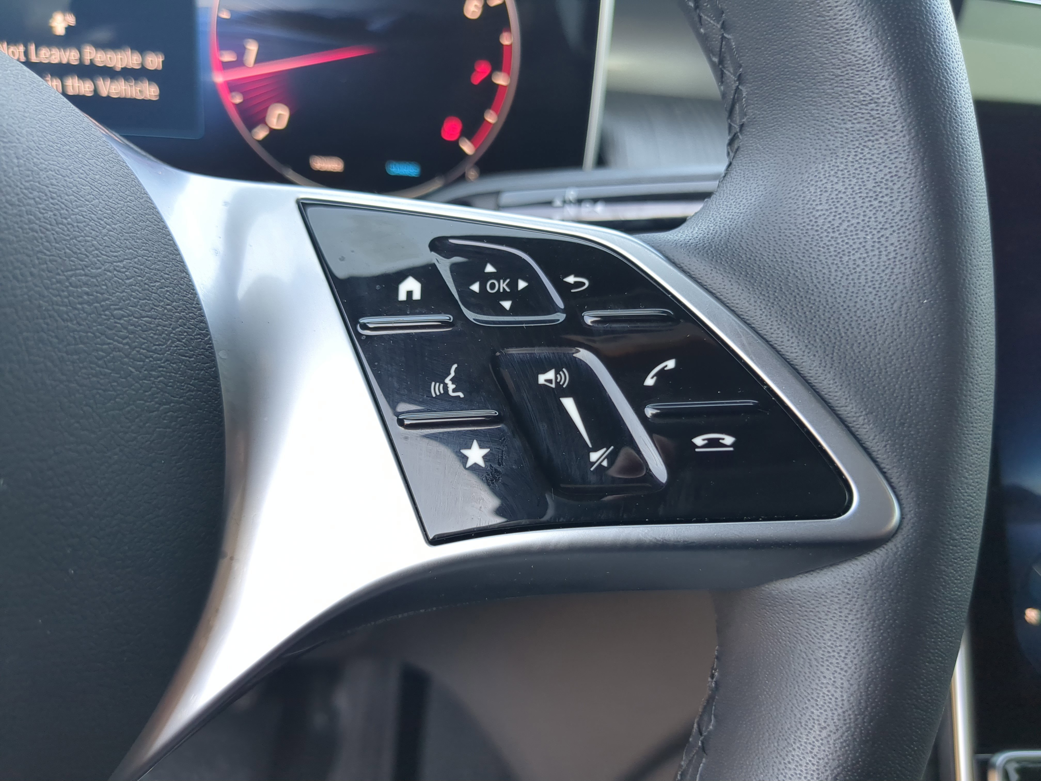 Certified 2025 Mercedes-Benz GLC 300 image 24