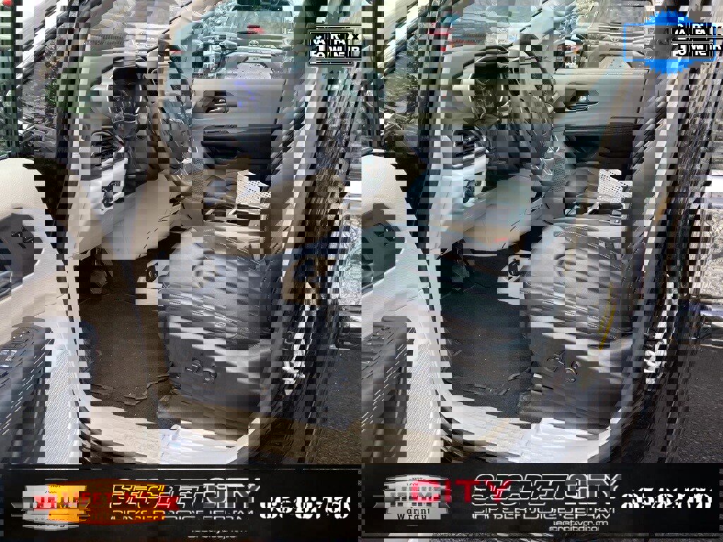 Used 2024 Chrysler Pacifica Touring-L image 9