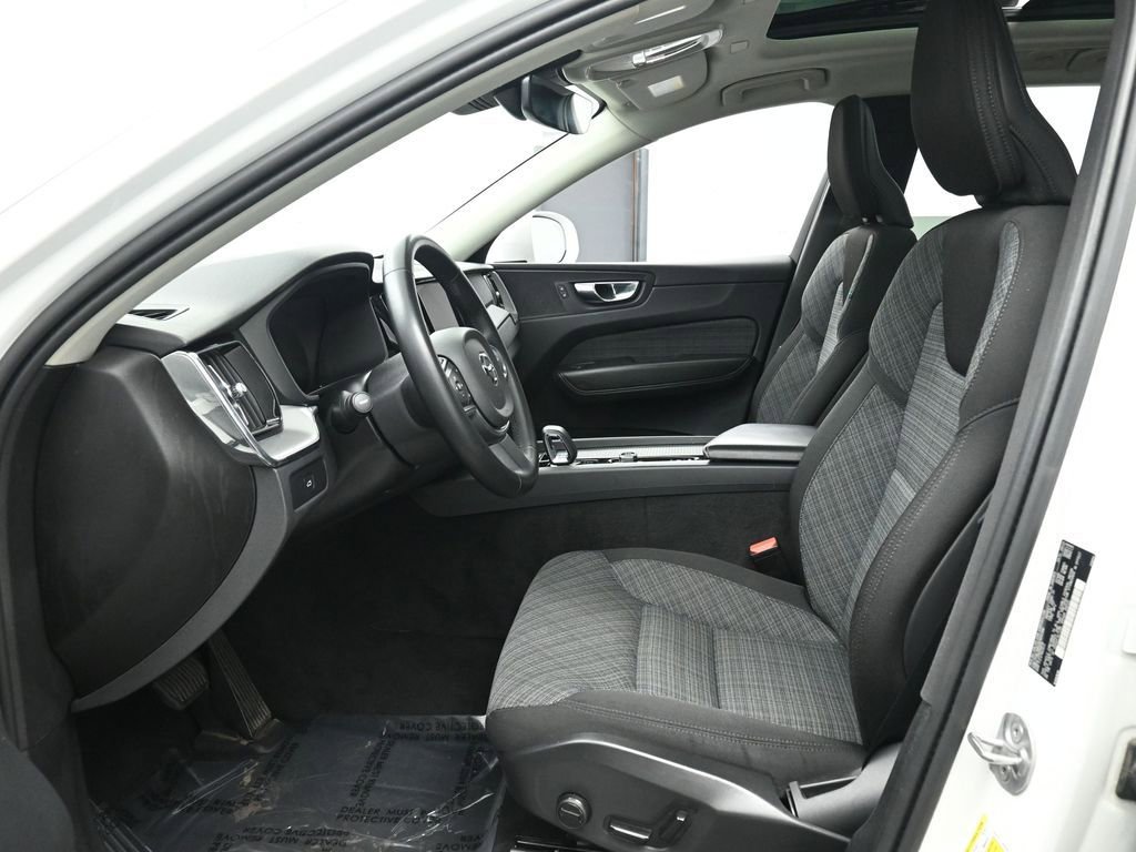 Used 2023 Volvo XC60 B5 Core image 12