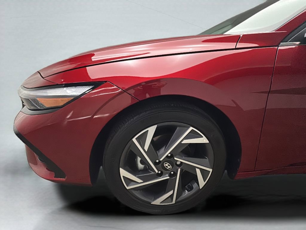 Used 2025 Hyundai Elantra SEL image 3