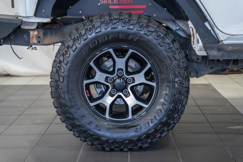 Used 2015 Jeep Wrangler Unlimited Rubicon w/ Connectivity Group image 15