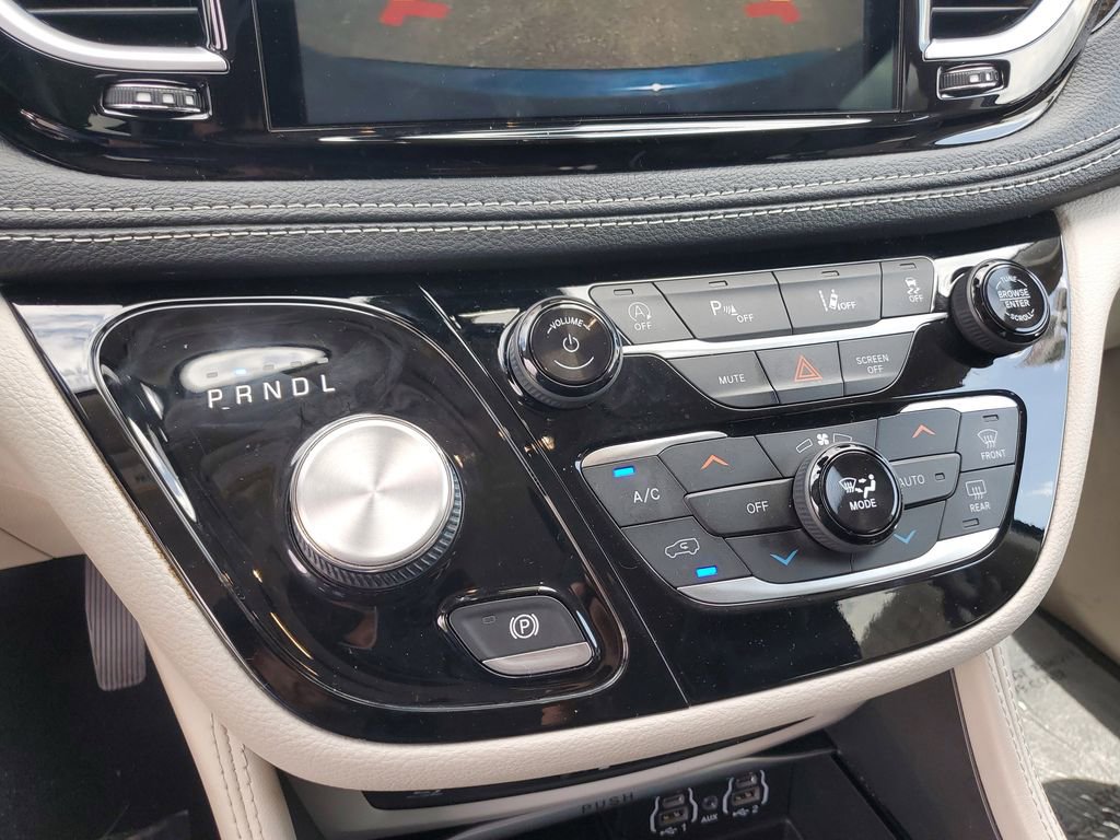 Used 2021 Chrysler Pacifica Limited w/ Uconnect Theater Family Group image 29