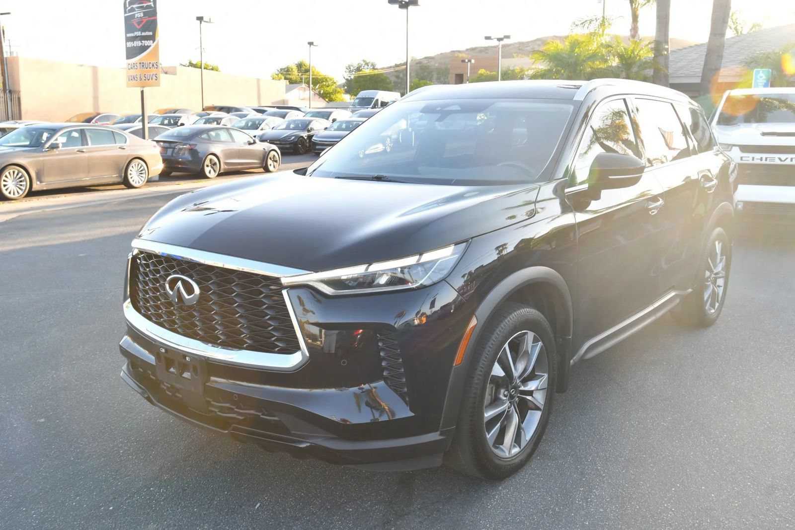 Used 2023 INFINITI QX60 Luxe FWD image 3