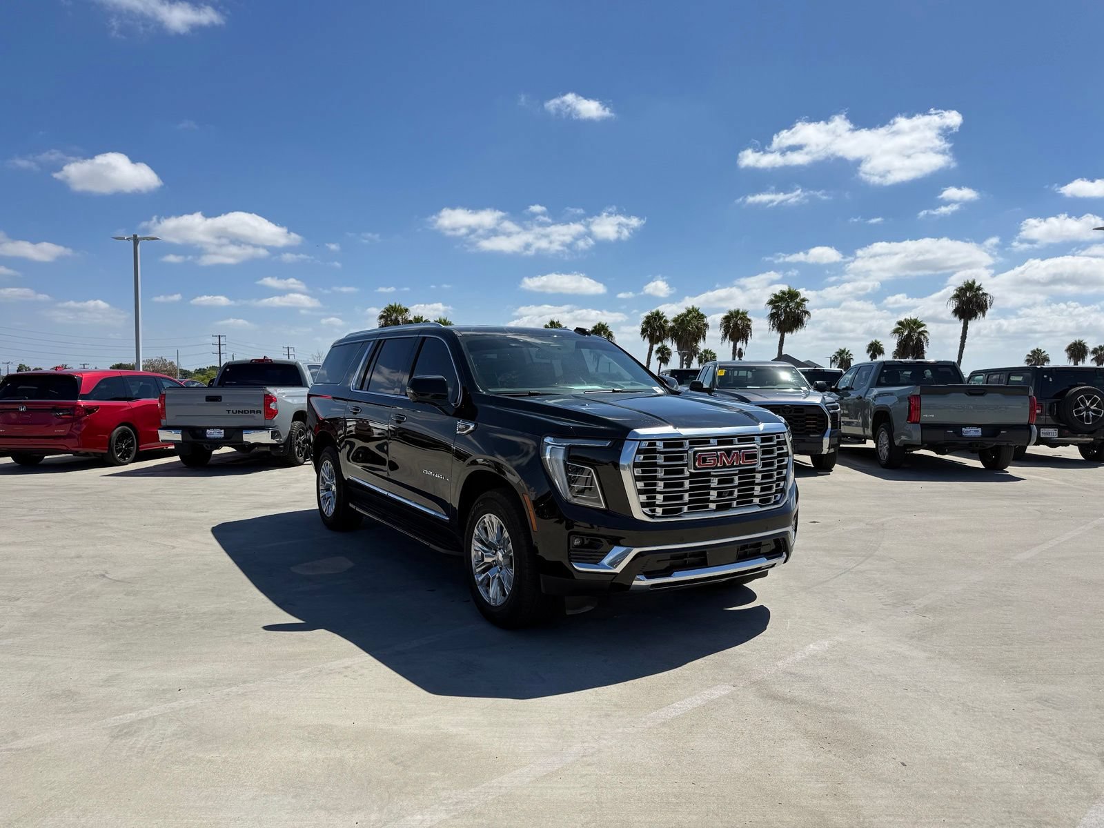 Used 2025 GMC Yukon XL Denali AWD/4WD image 4