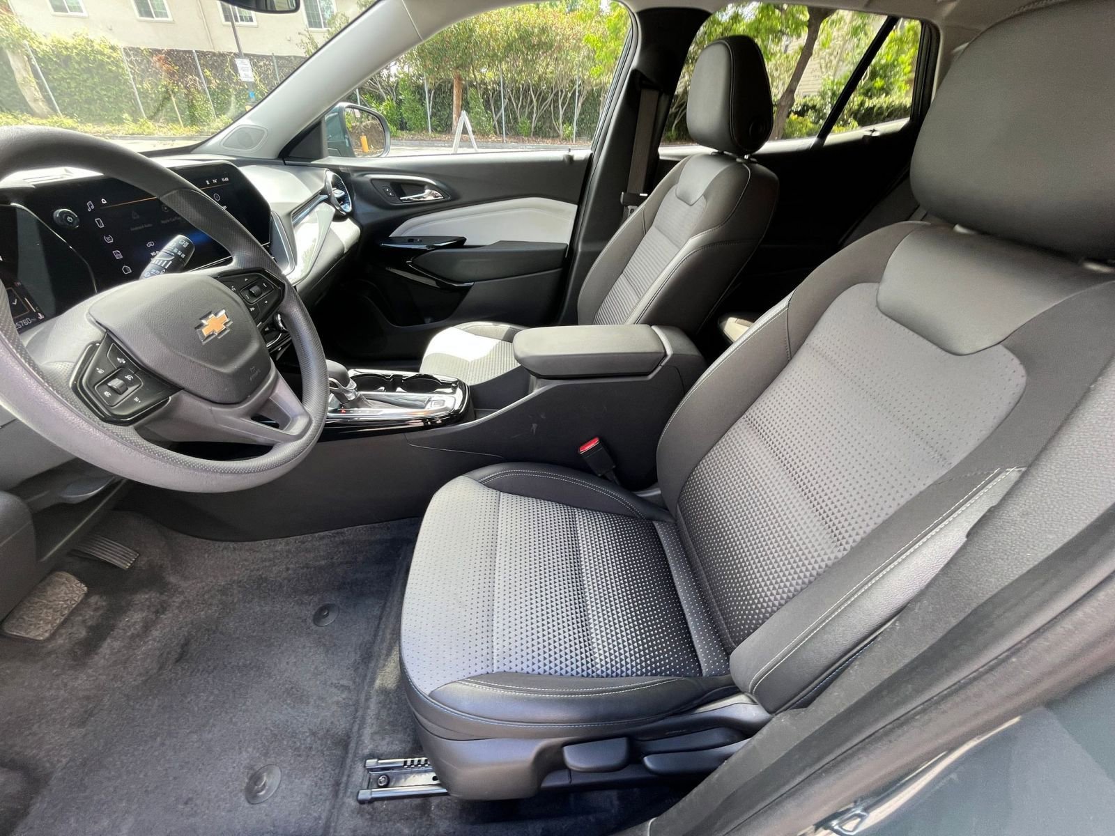 Used 2025 Chevrolet Trax LT FWD image 25