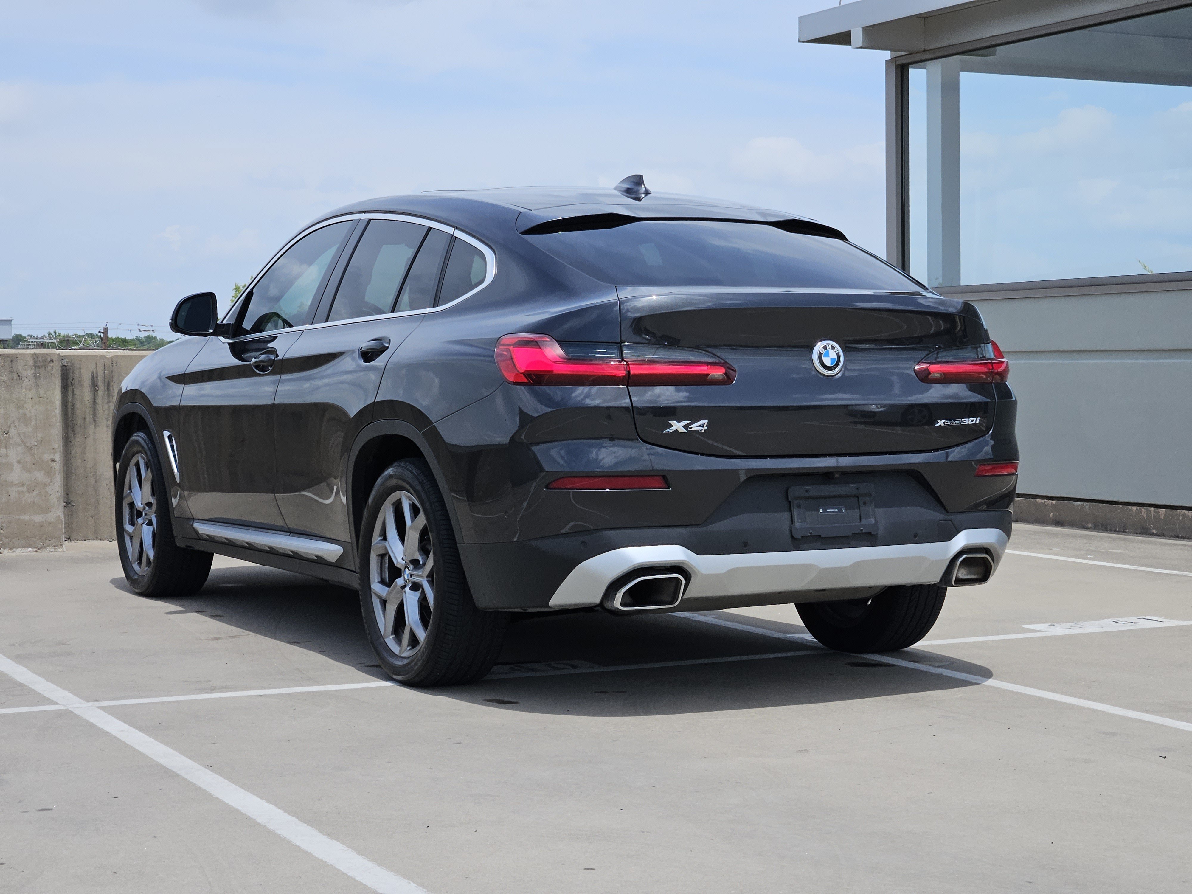 Used 2024 BMW X4 xDrive30i w/ Parking Assistance Package AWD/4WD image 3