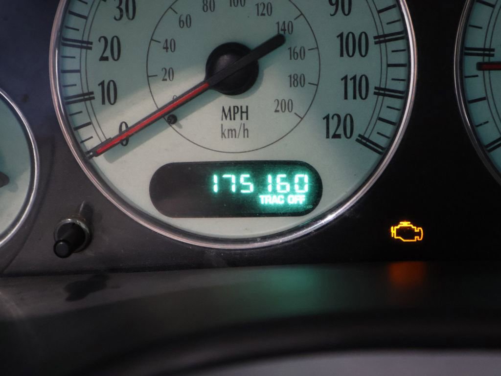 Used 2004 Chrysler Town & Country Limited image 30