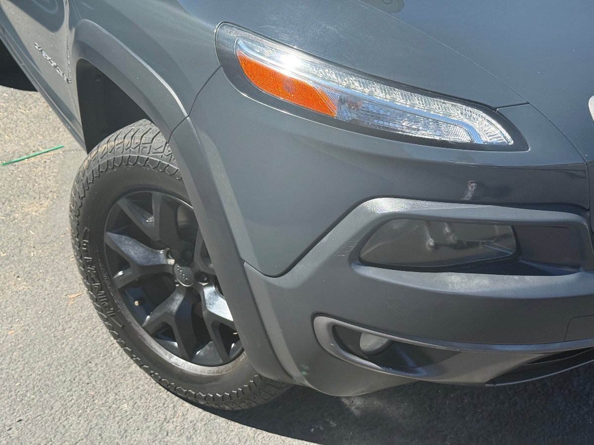 Used 2017 Jeep Cherokee Trailhawk AWD/4WD image 3