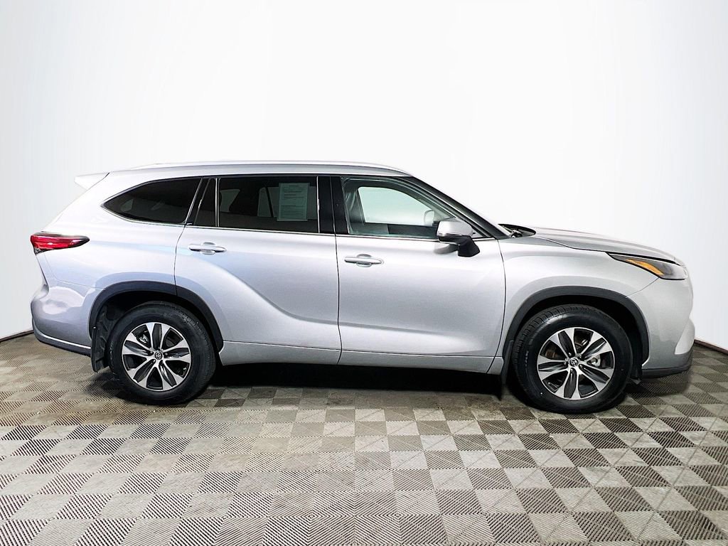 Used 2022 Toyota Highlander XLE AWD/4WD image 9