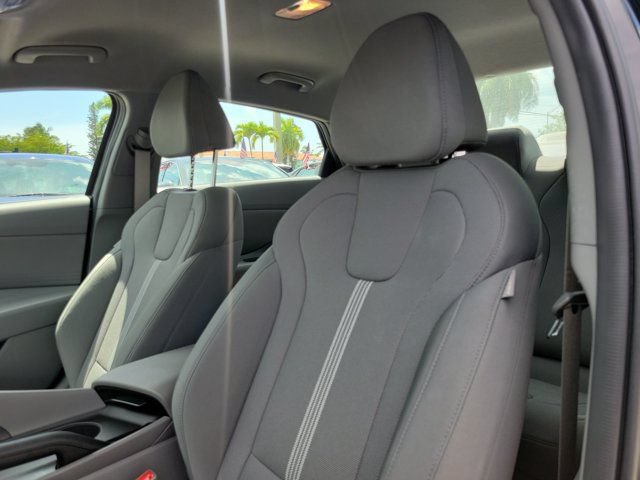 Certified 2025 Hyundai Elantra SE FWD image 17