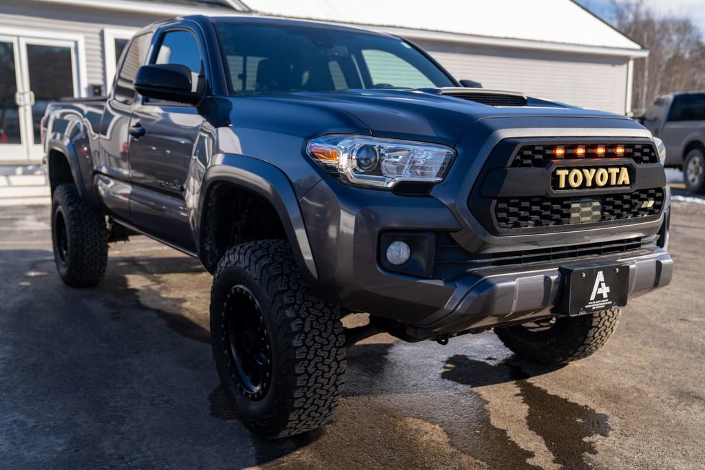 Used 2018 Toyota Tacoma TRD Sport w/ Technology Package image 9