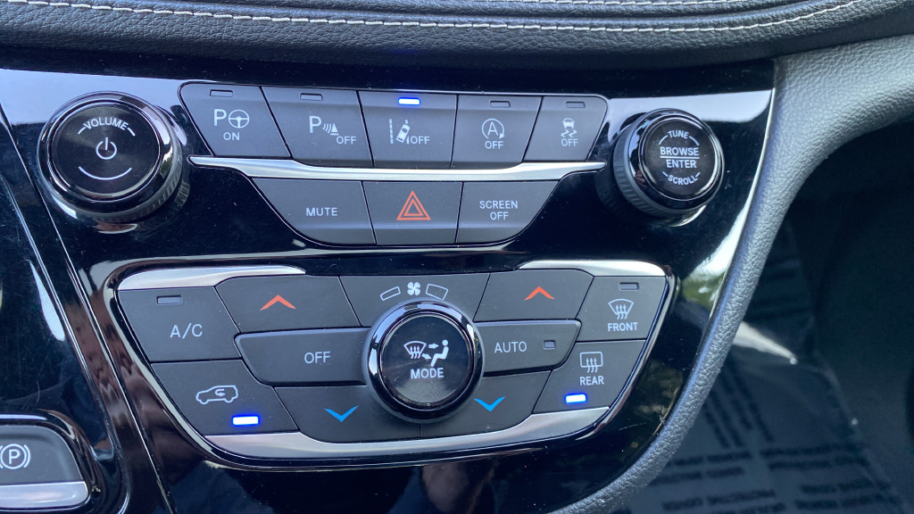 Used 2021 Chrysler Pacifica Touring-L w/ Uconnect Theater Family Group AWD/4WD image 18