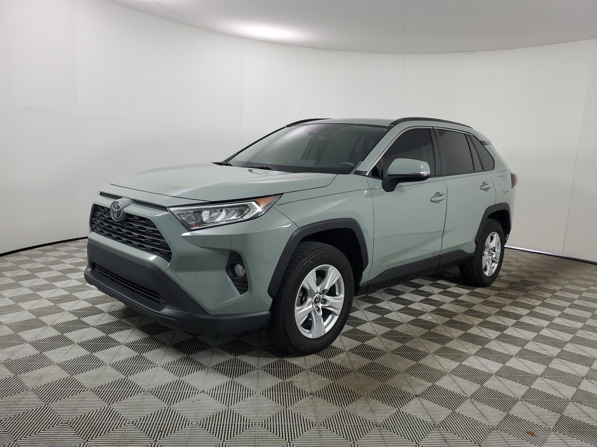 Used 2019 Toyota RAV4 XLE w/ Convenience Package image 4