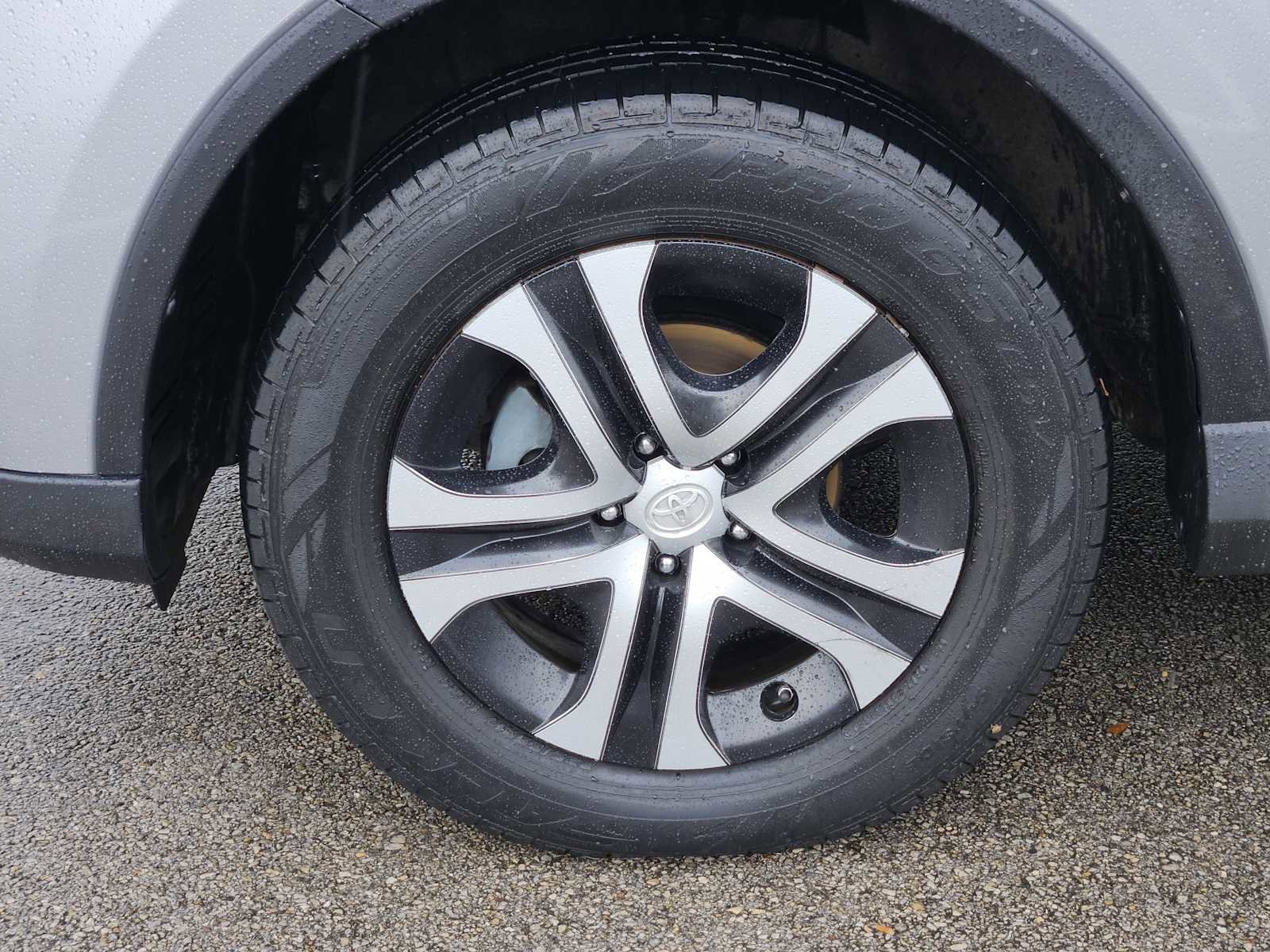 Used 2018 Toyota RAV4 LE image 9