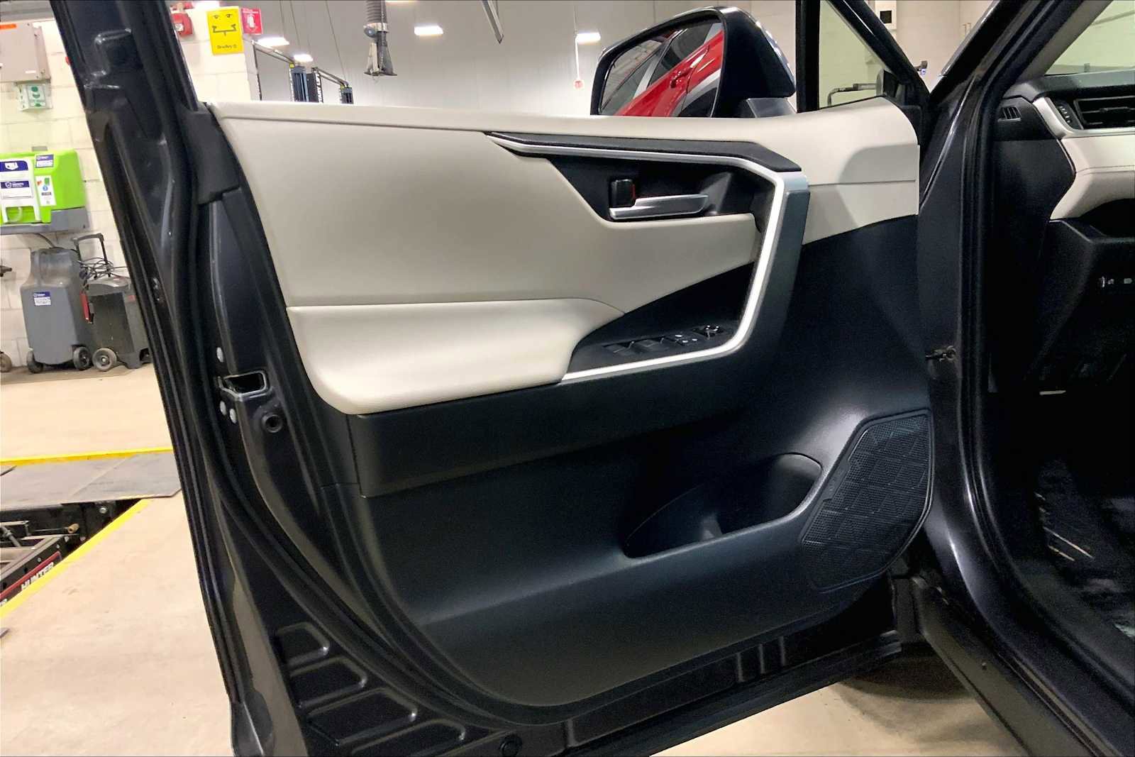 Used 2020 Toyota RAV4 XLE w/ Convenience Package AWD/4WD image 22