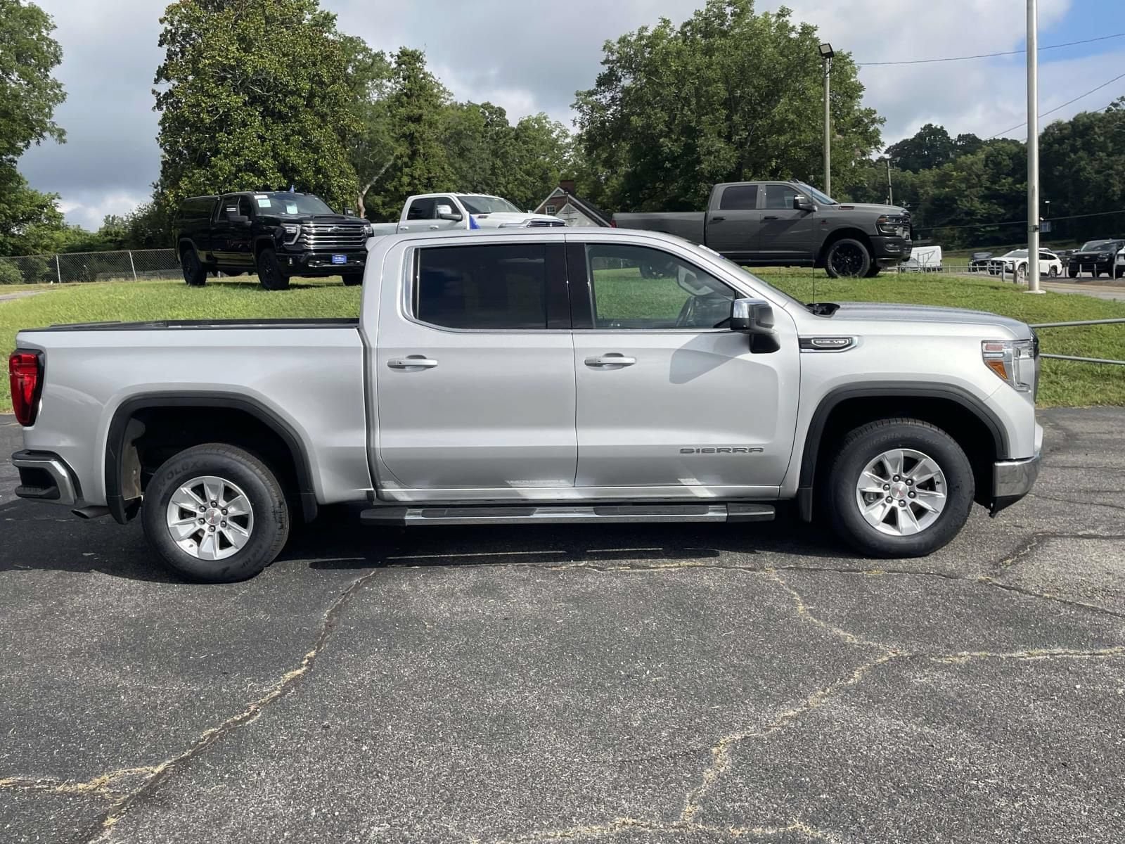 Used 2021 GMC Sierra 1500 SLE RWD image 2