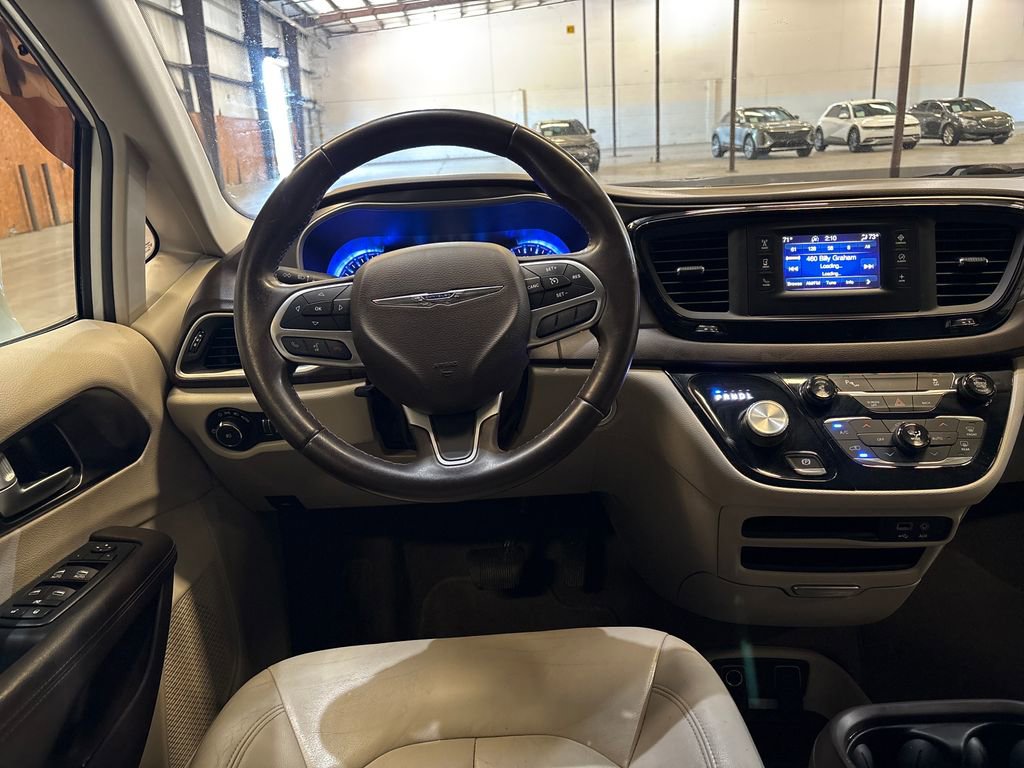 Used 2017 Chrysler Pacifica Touring-L FWD image 13
