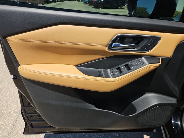 Used 2023 Nissan Rogue Platinum FWD image 18