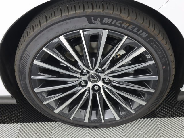 New 2026 Lexus ES 350e w/ Convenience Package FWD image 9