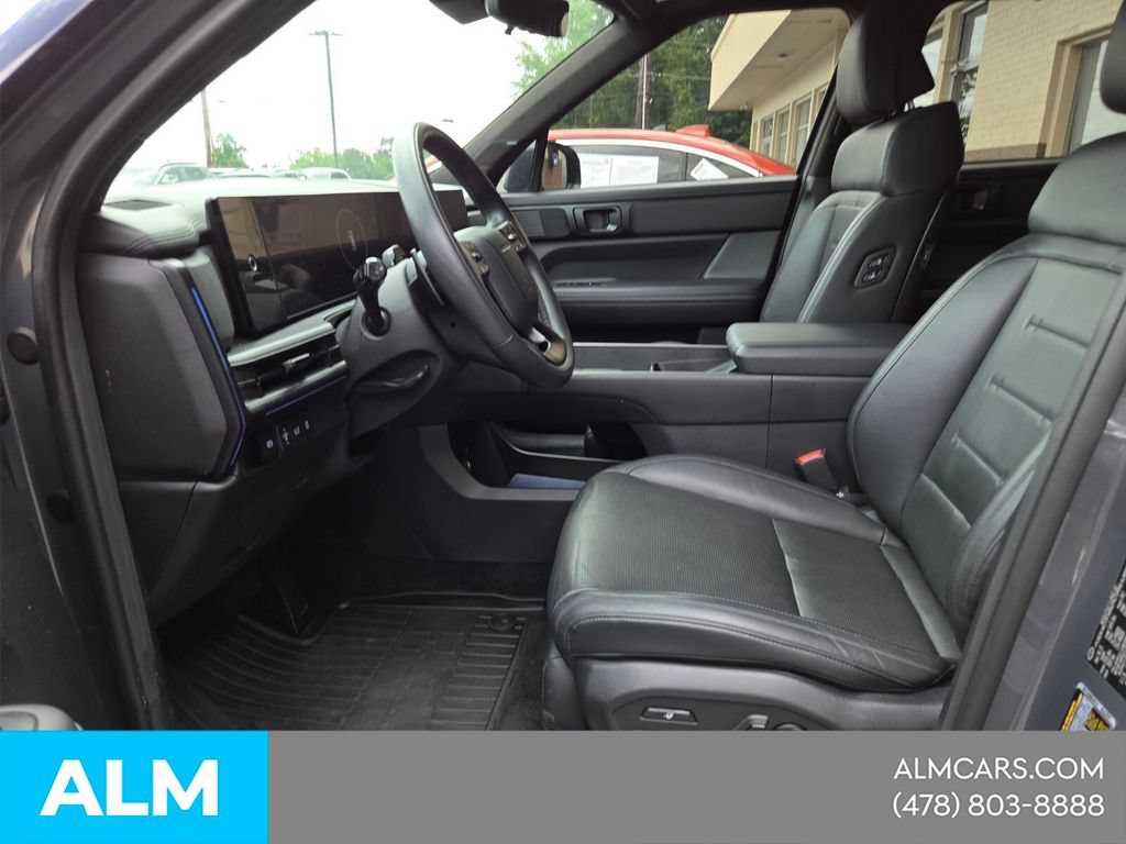 Used 2025 Hyundai Santa Fe Calligraphy FWD image 3