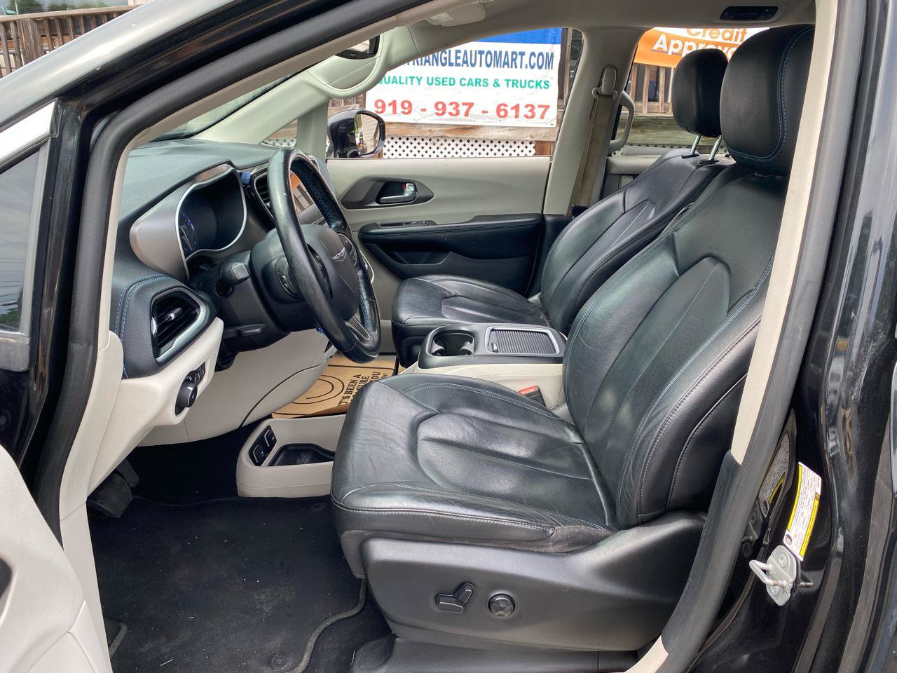 Used 2021 Chrysler Pacifica Touring-L FWD image 14