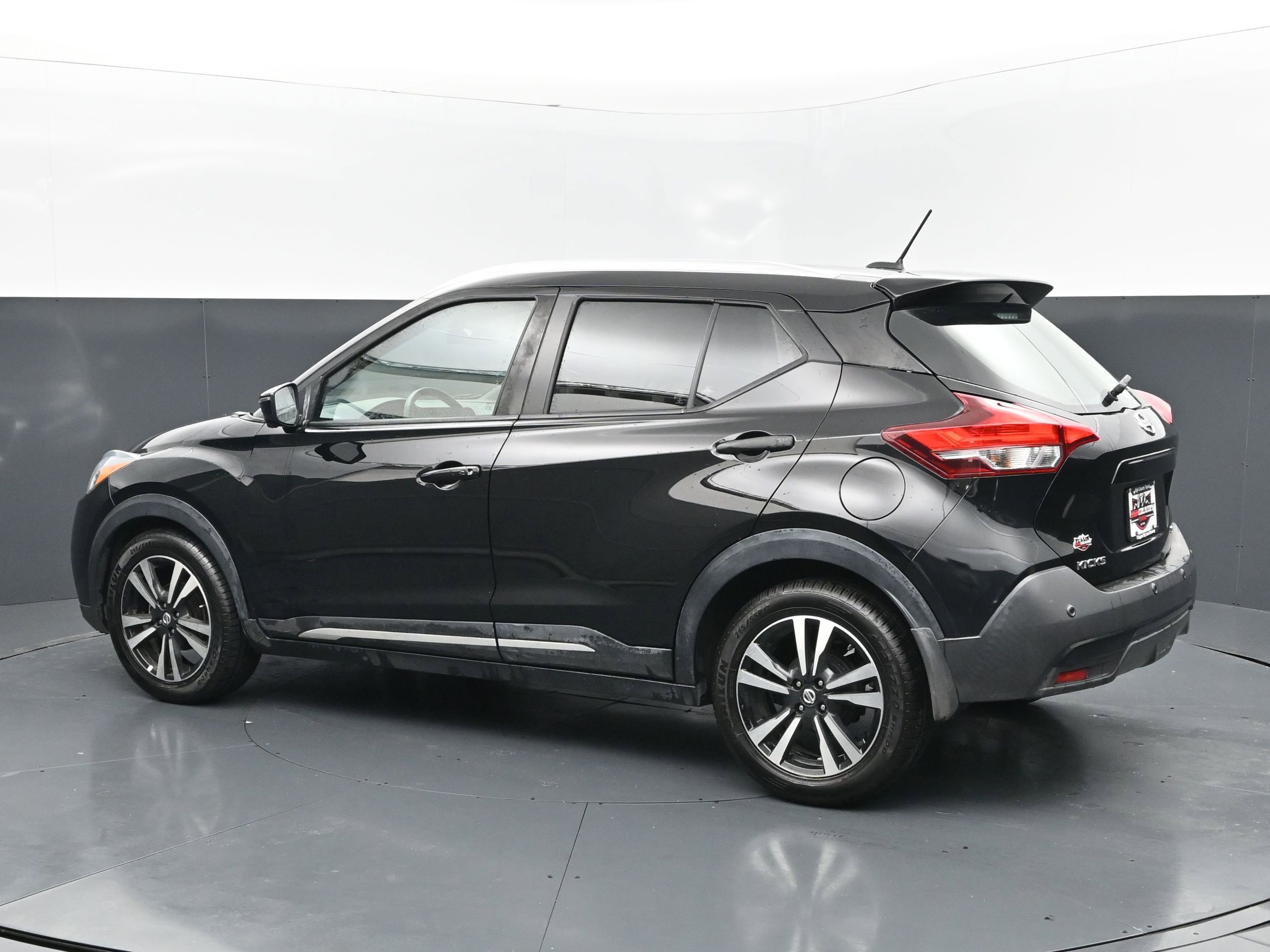Used 2020 Nissan Kicks SR w/ SR Premium Package image 3