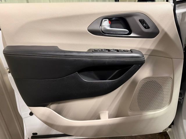 Used 2024 Chrysler Pacifica Touring-L w/ Road Tripper Package image 12